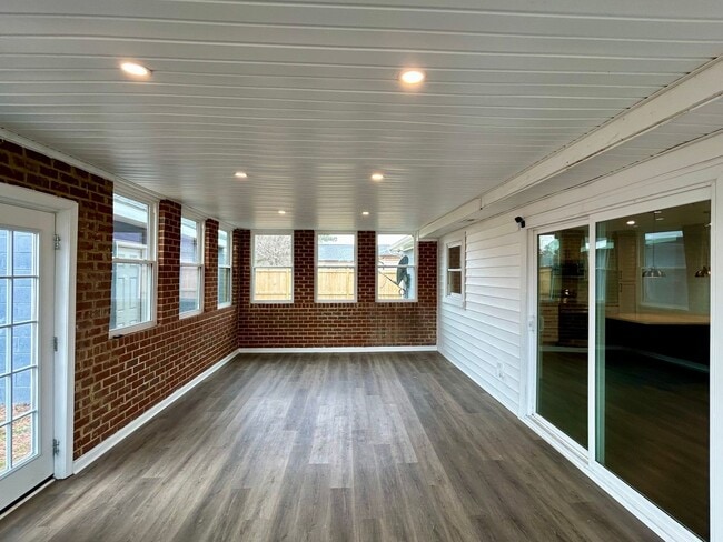 Building Photo - 3001 Guenevere Dr