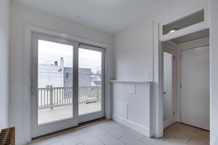 Living area - 702 Ingraham St NW