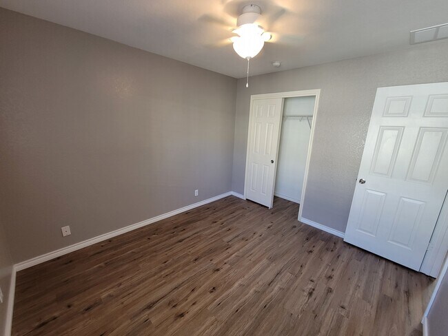 Building Photo - 2123 Wiltshire Dr
