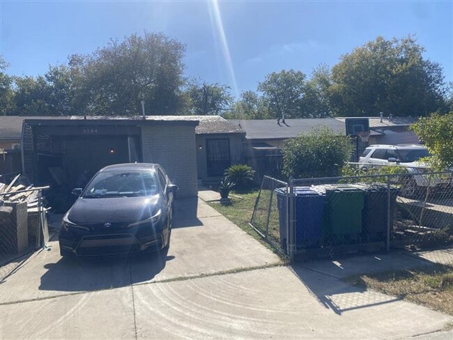 Primary Photo - 2/1 Townhouse with covered parking