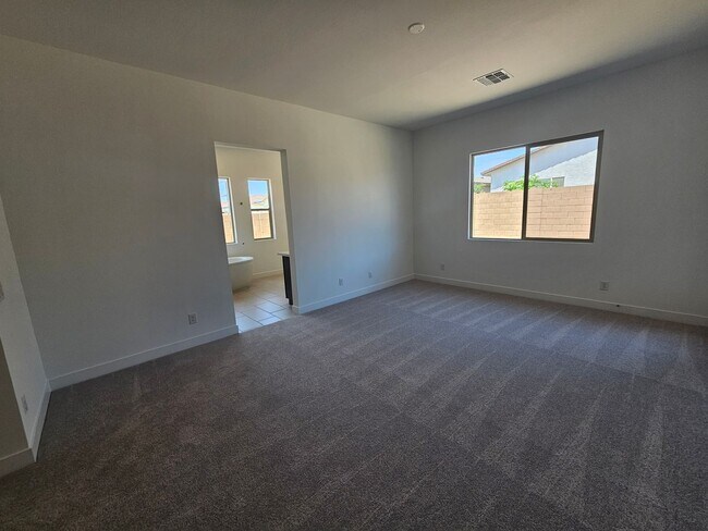 Building Photo - Beautiful and spacious