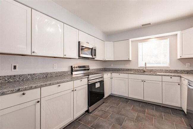 Building Photo - 11065 Waterford Ave