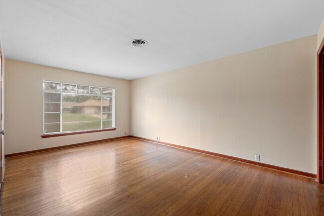 Building Photo - Spacious 3-Bed Gem with Covered Patio + Ea...