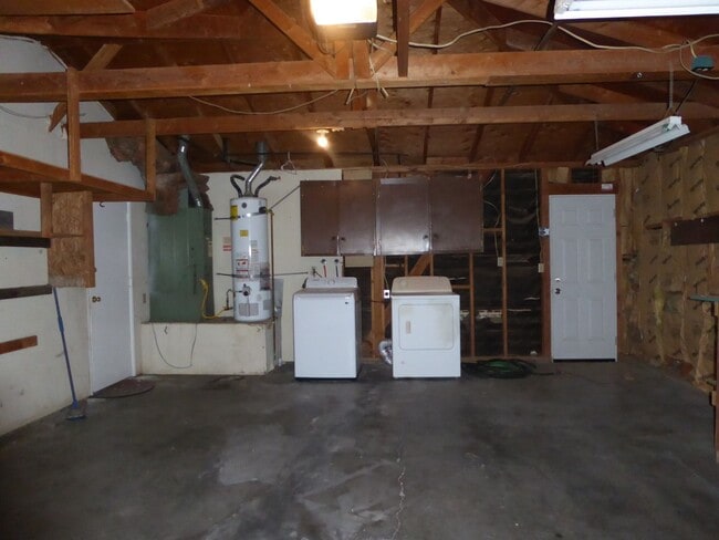 Building Photo - Please contact Vaughn Realty to set up an ...