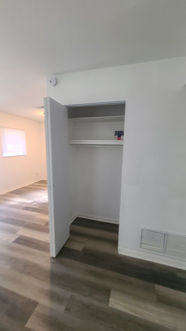 Building Photo - Fully Renovated 3/1 with huge fenced-in ba...