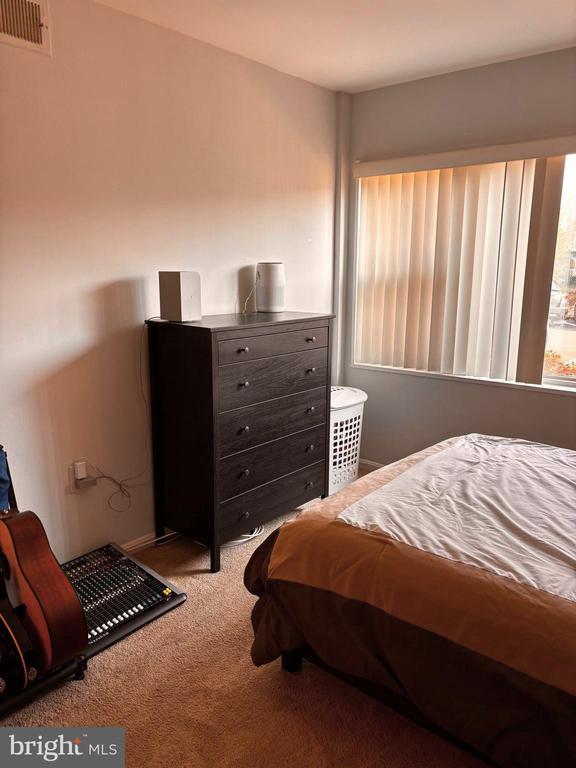 Building Photo - 2 Canterbury Square