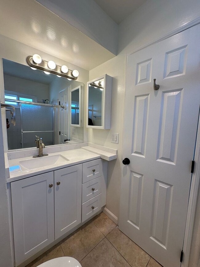 Building Photo - Anaheim 3 Bedroom 2.5 Bath Townhome - 1 Ca...