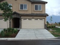 Building Photo - 3 Bedroom End Unit Townhome