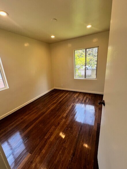 Building Photo - 1085 Amoroso Pl