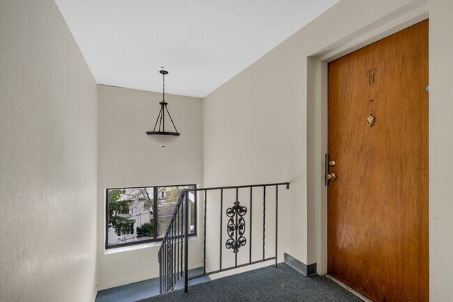 Building Photo - 27 Alpine St