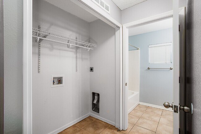 Building Photo - FOR RENT:  4 BEDROOM 2, BATHROOM HOME IN H...