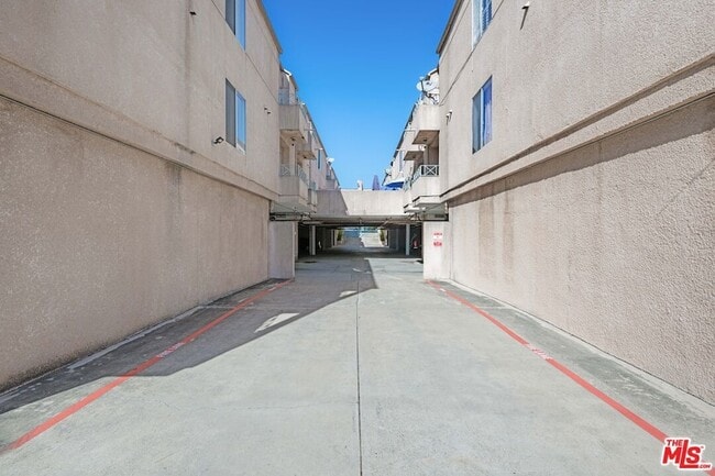 Building Photo - 610 Venice Way