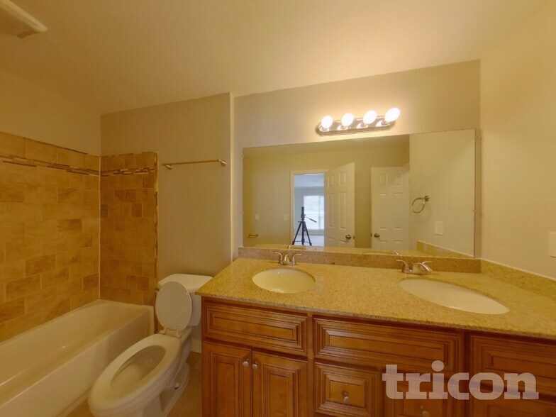 Building Photo - 2863 Iroquois Dr