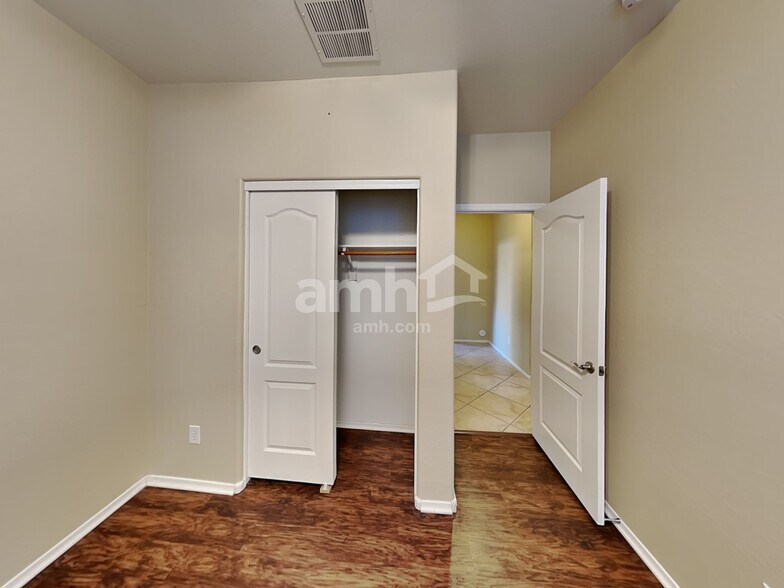 Building Photo - 3716 E Waite Ln