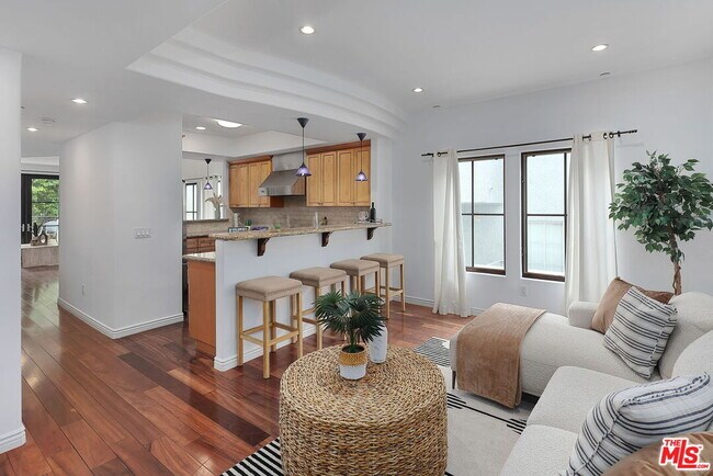 Building Photo - 744 N Alfred St