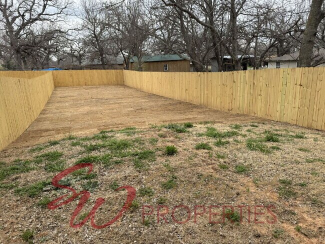 Building Photo - Modern 3 Bed / 3 Bath Duplex Near Campus – Lawncare Included!