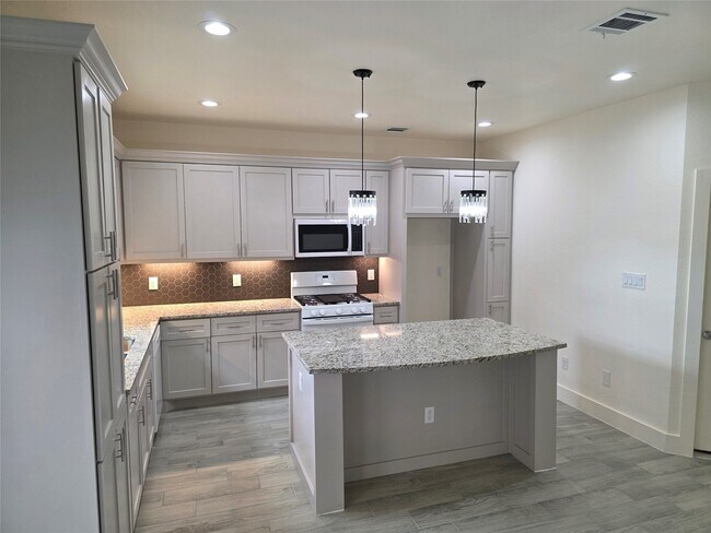 Building Photo - 2142 De Soto St