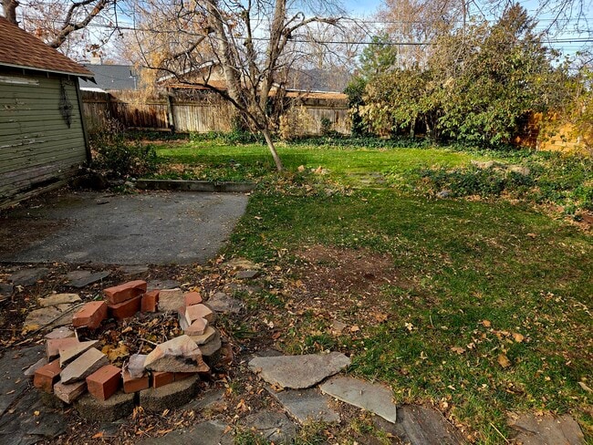 Building Photo - 2528 Beverly St E