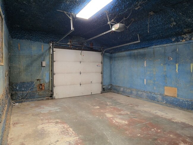 Building Photo - Diamond in the rough! Newly renovated interior - 5 Bed 2 Bath!