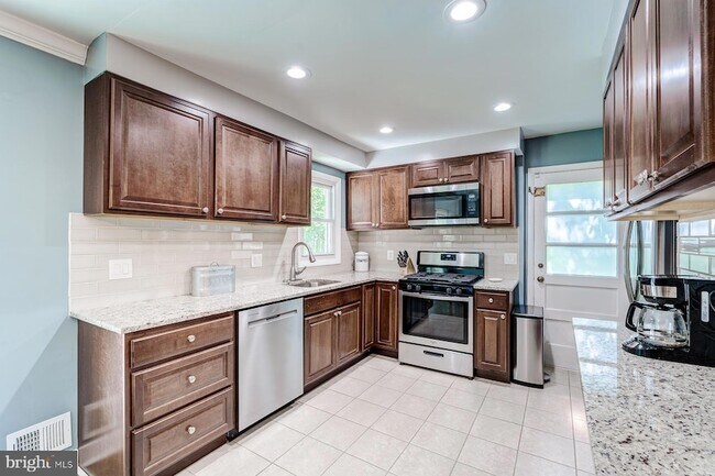 Building Photo - 7806 Jansen Dr