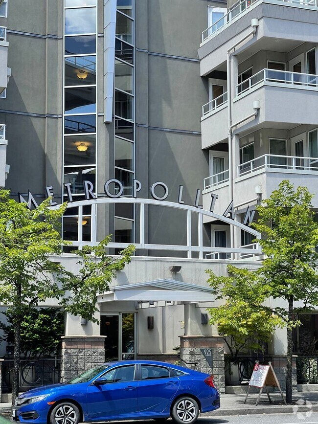 Building Photo - Fantastic Condo in the Heart of Downtown B...
