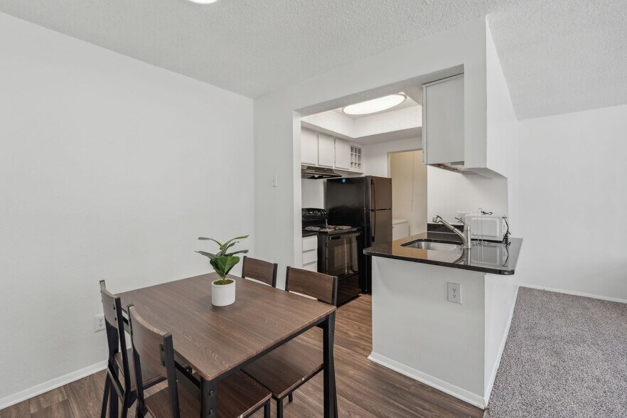 Building Photo - 3027 Northwood Dr