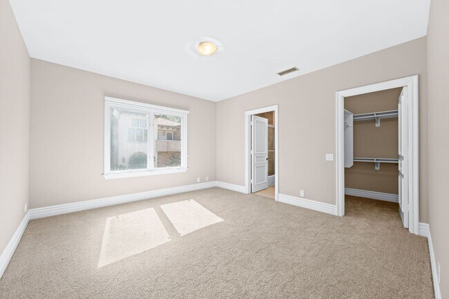 Building Photo - Elegant Dream Escape - Hills of Studio City