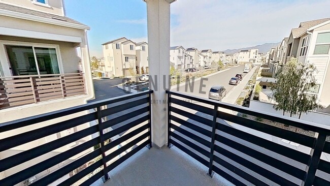 Building Photo - Spacious 4Bd 4Ba Tri-Level Home in Luna Park Community in Irvine