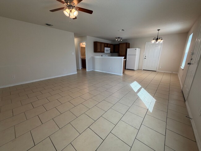 Building Photo - 3 bedroom, 2 bath with no carpet in a cul-de-sac street!