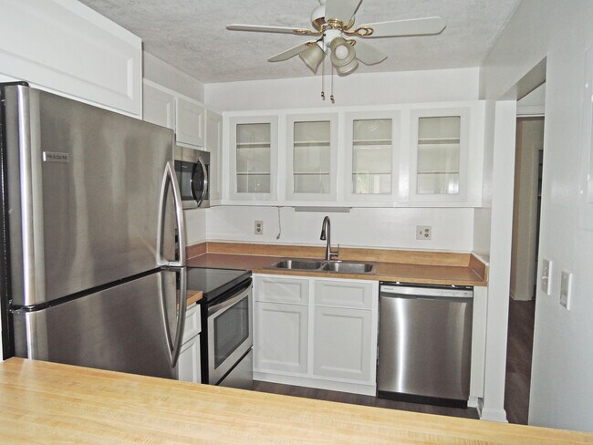 Building Photo - 322 Colony Ln