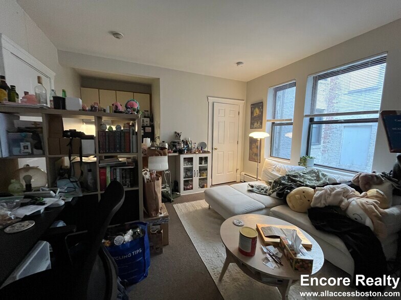 Building Photo - 843 Beacon St