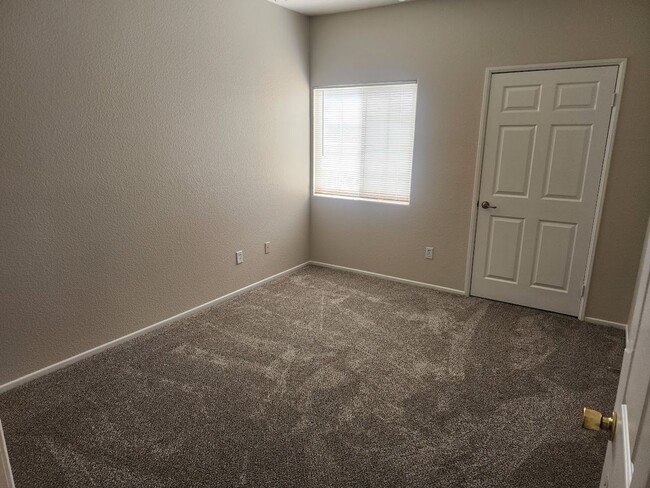 Building Photo - Upper Unit 3 Bedroom Condo with 1 Car Garage