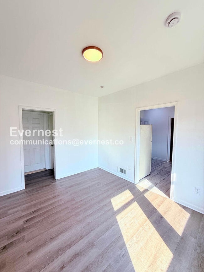 Building Photo - 2 Bed/1 Bath Home with Off-Street Parking / Vouchers Accepted / Available Now!