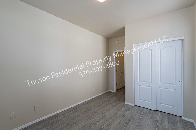 Building Photo - 4923 E Chickweed Dr