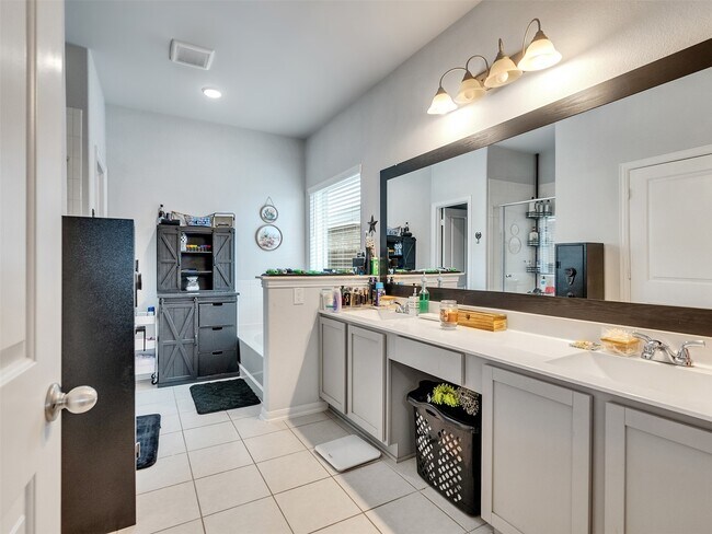 Building Photo - 8719 Willet St
