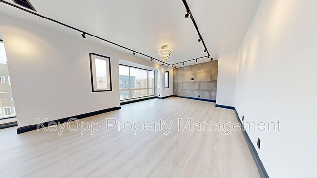 Building Photo - 711 La Playa St