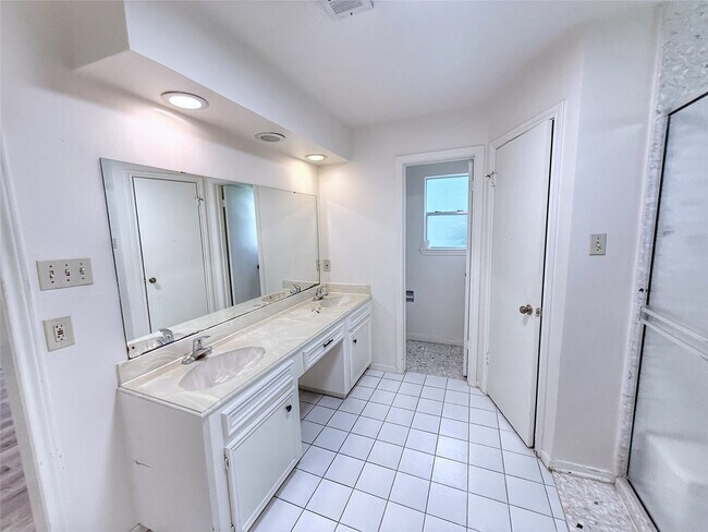 Building Photo - 13103 Holston Hills Dr