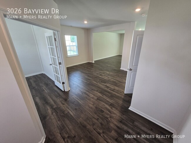 Building Photo - 3026 Bayview Dr