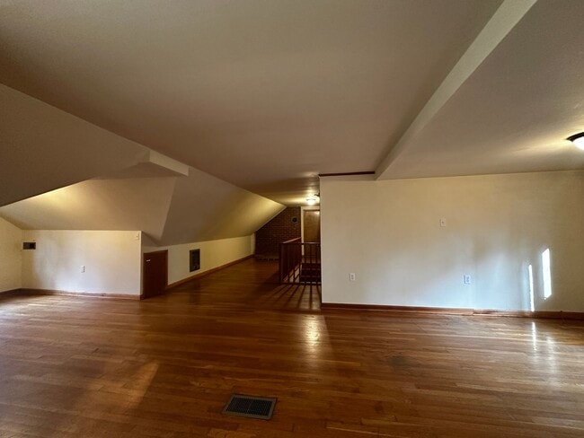 Building Photo - Spacious 3 bedroom/ 2.5 bath home near Exi...