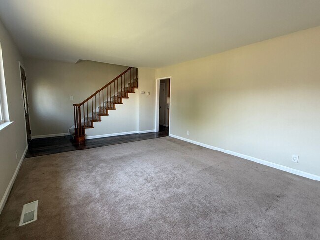 Building Photo - Spacious 5 bedroom 2.5 bath home in San Jose