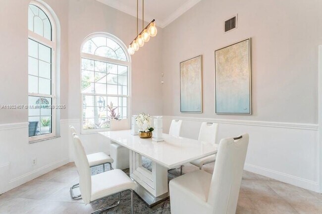 Building Photo - 2708 Meadowood Dr