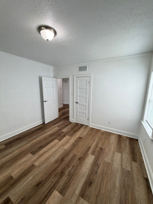 Building Photo - Historic District Home 3bd 2 baths