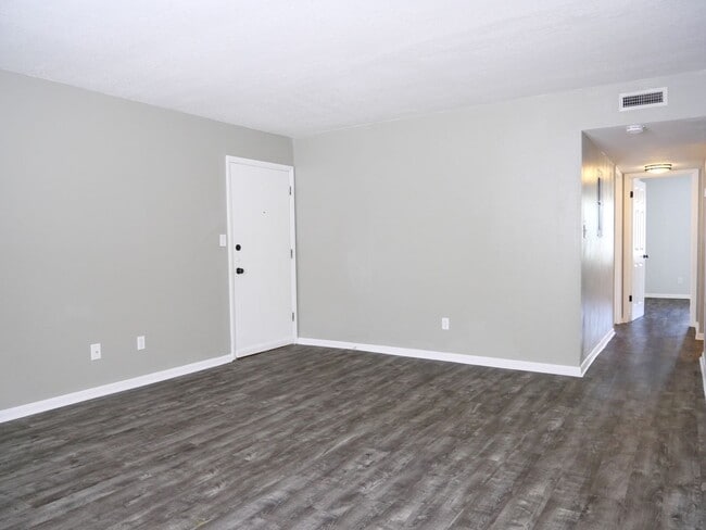 Building Photo - UPDATED 2 Bedroom 2 Bath Woodcrest Condo i...