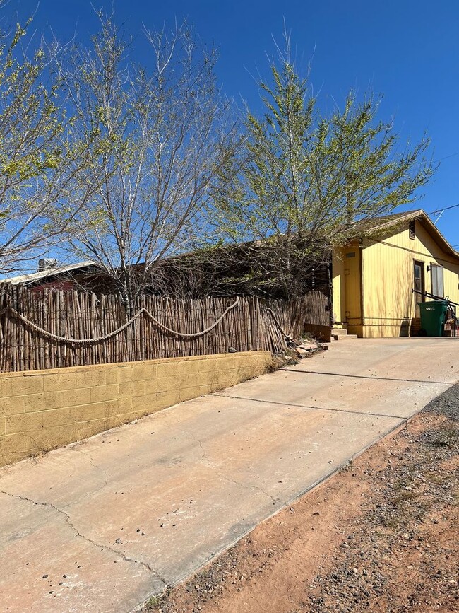 Building Photo - 2 Bedroom Holbrook Rental