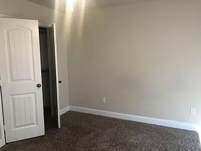 Building Photo - 3 Bedroom 2 bath home!