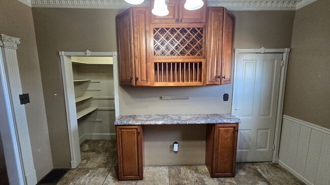 Building Photo - PET FRIENDLY 3 BEDROOM, 2 BATHROOM, DOWNTOWN LOCATION!