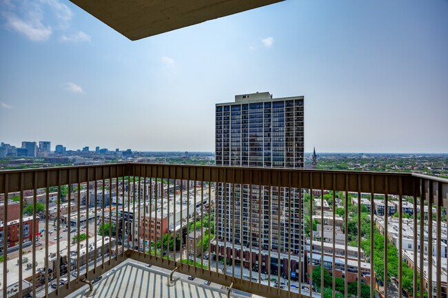 Building Photo - 1660 N La Salle Dr