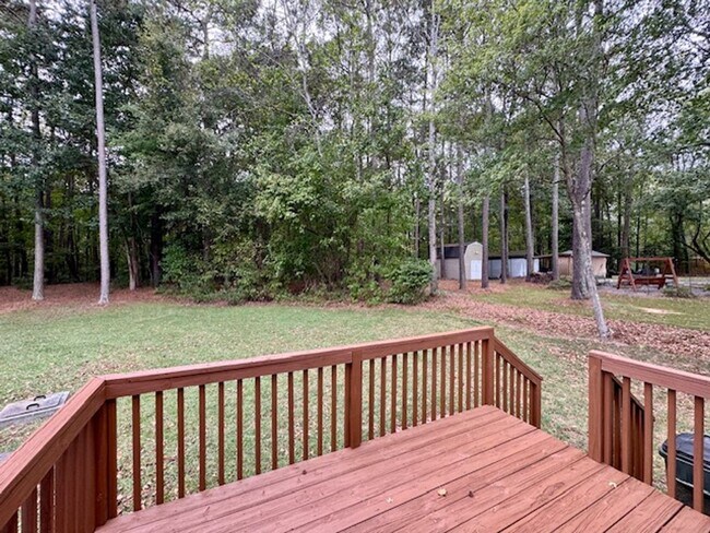 Building Photo - 5 minutes to White Oak!