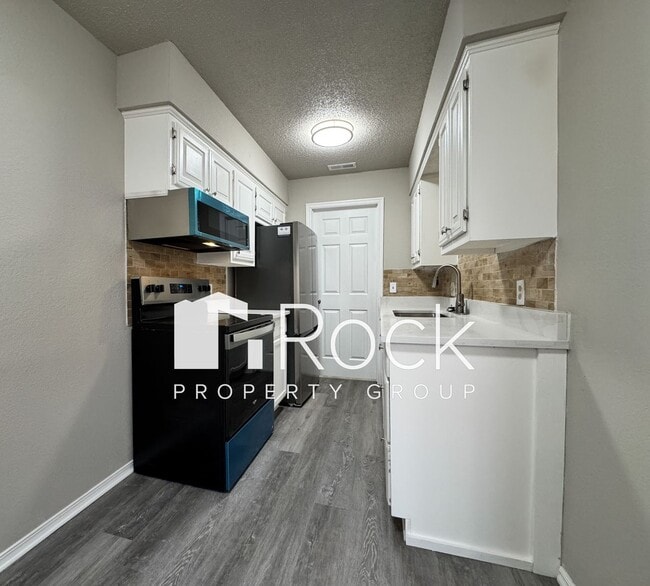 Building Photo - 3 Bedroom Townhome in West OKC