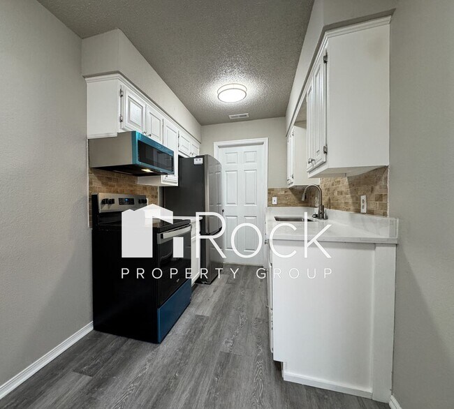 Building Photo - Move In by August 15 & Get $1,000 Off! 3 Bedroom Townhome in West OKC